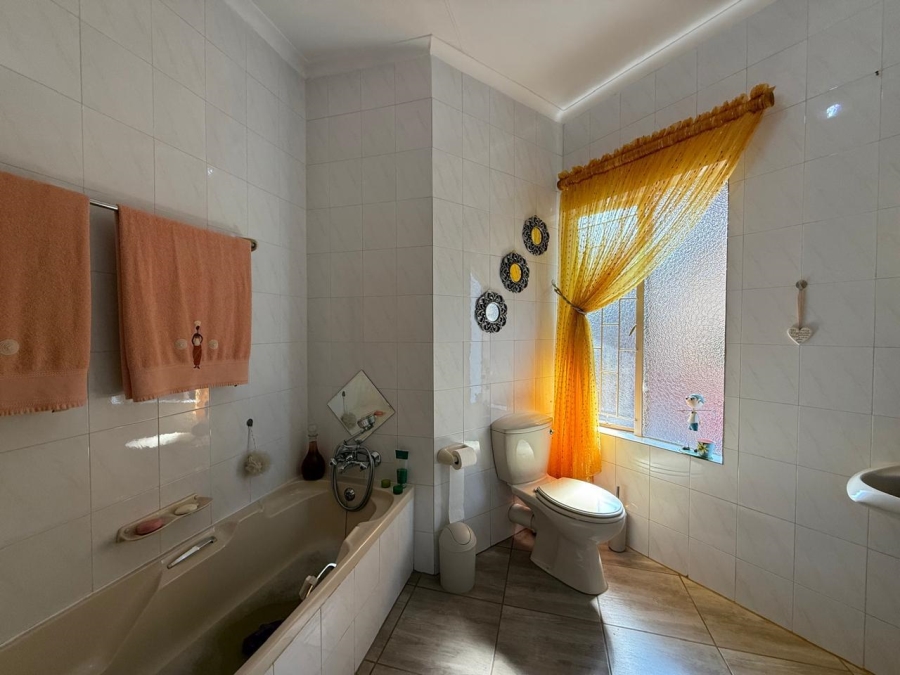 4 Bedroom Property for Sale in Geelhoutpark North West